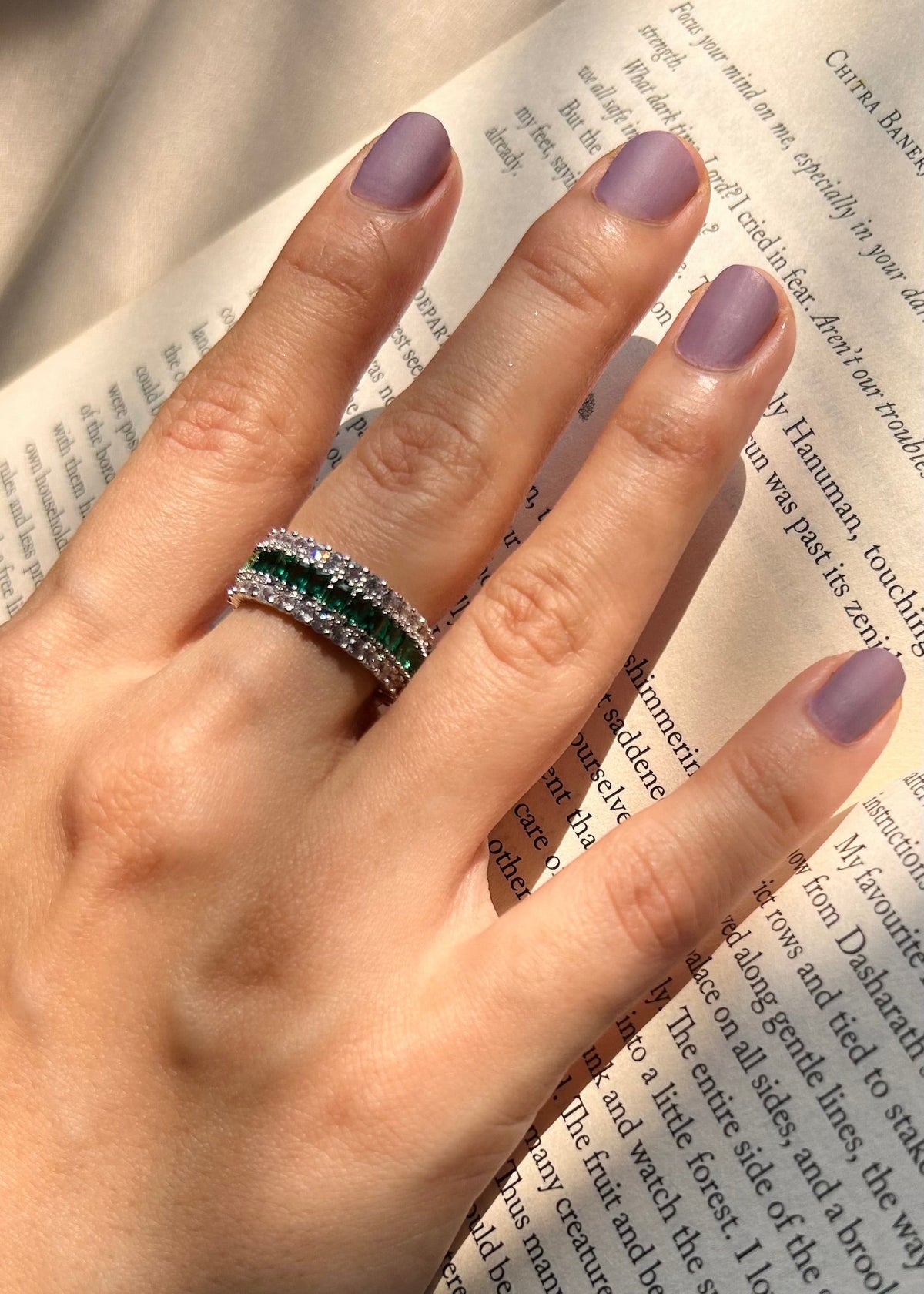 Emerald Reverie: Green Diamond-Encrusted Band