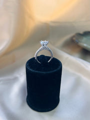 Classic Charm: 1 Carat Diamond Ring with 6-Prong Setting & Accents