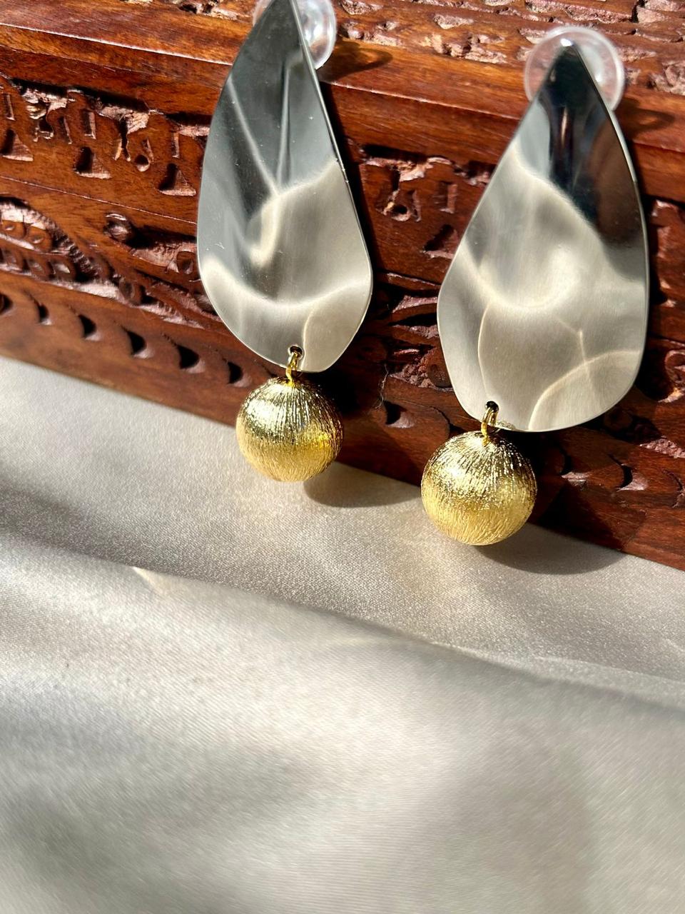 Bijou Blend: Two-Tone Elegance Earrings